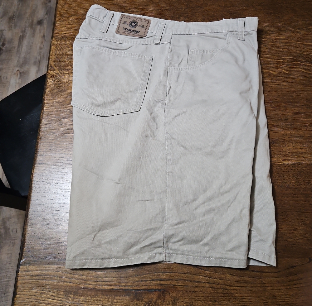 Wrangler Men's Light Khaki Flat-Front Shorts